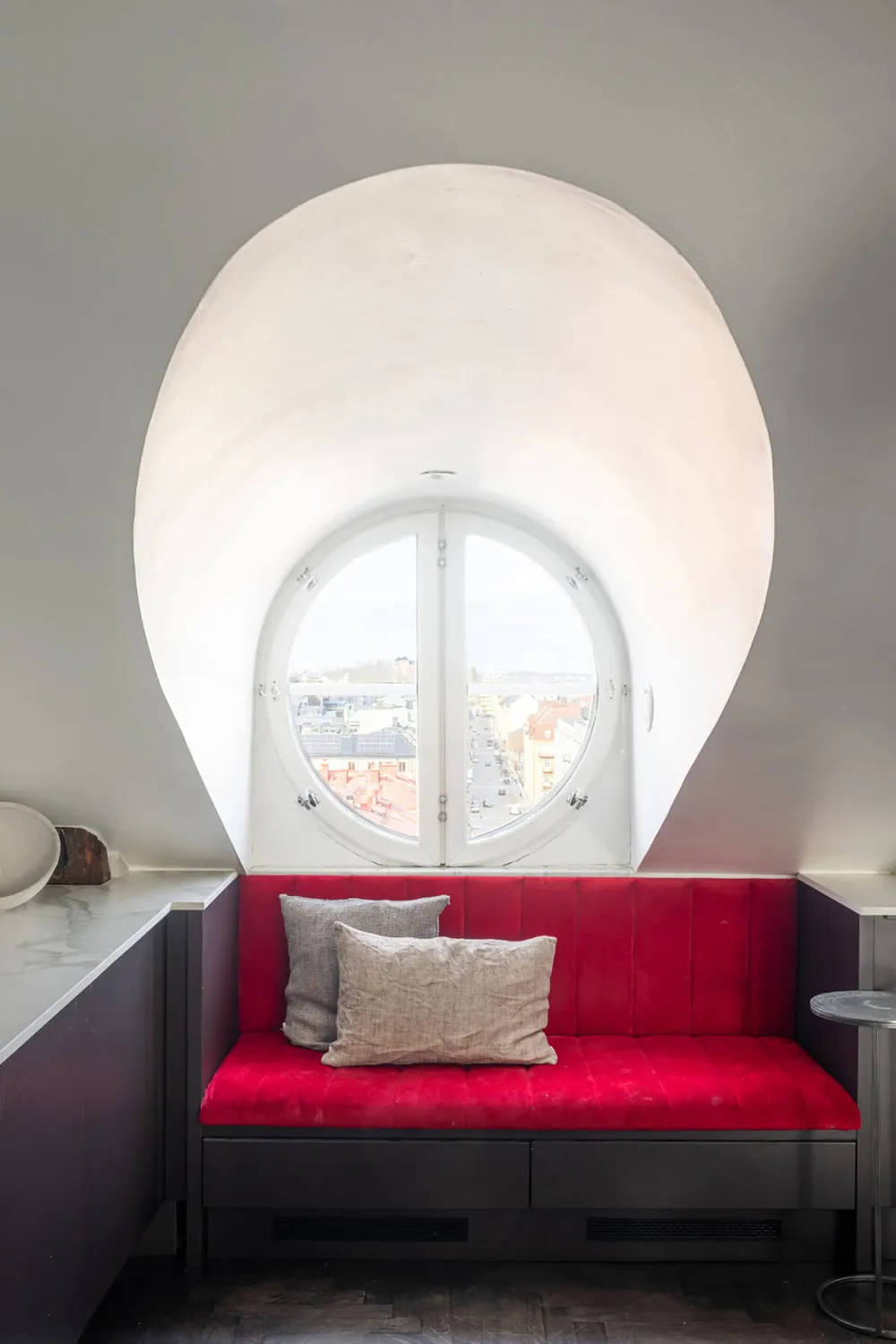 Plafonds inclinés et murs noirs : mansarde à Stockholm (82 m²) - Gallery image 12