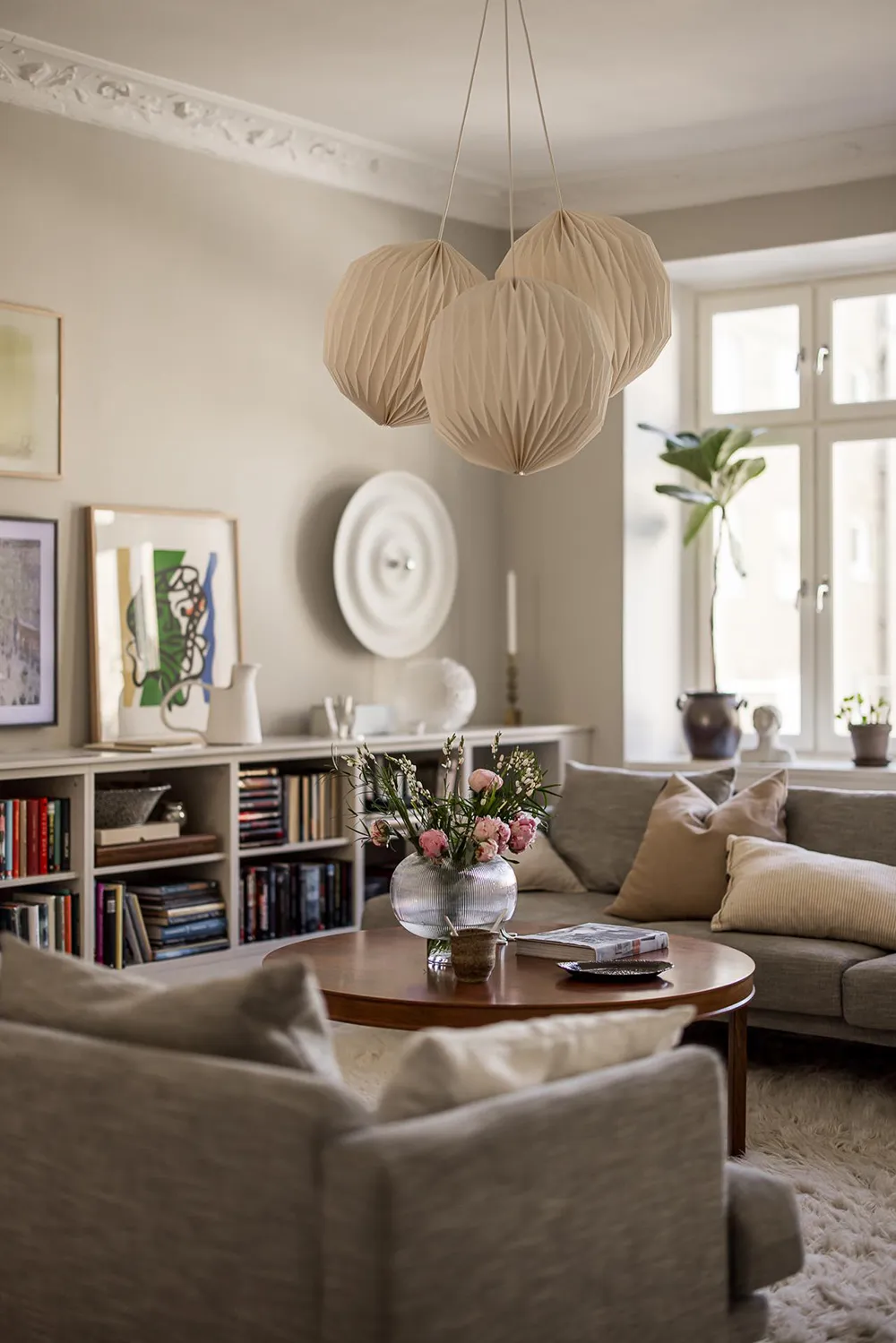 Interior beige-gris con libros en Gotemburgo (91 m²) - Gallery image 1