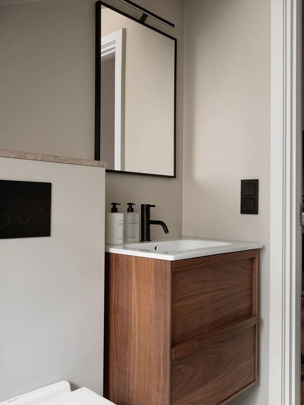 Стильная мансардная квартира с полосатым диваном - Gallery image 24