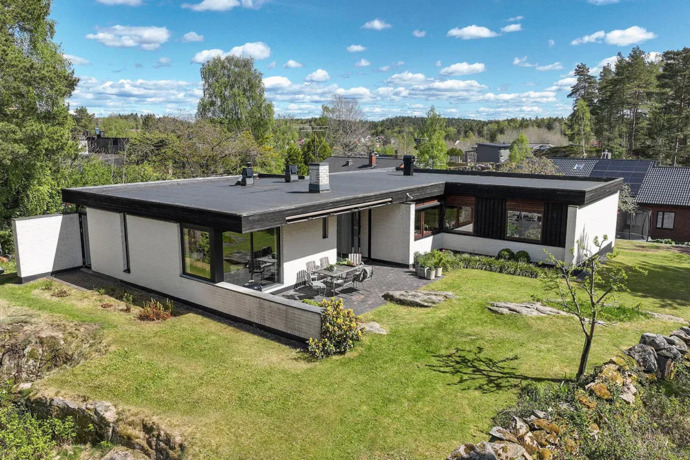 Modernist Villa Among Traditional Cottages in Sweden - Gallery image 1