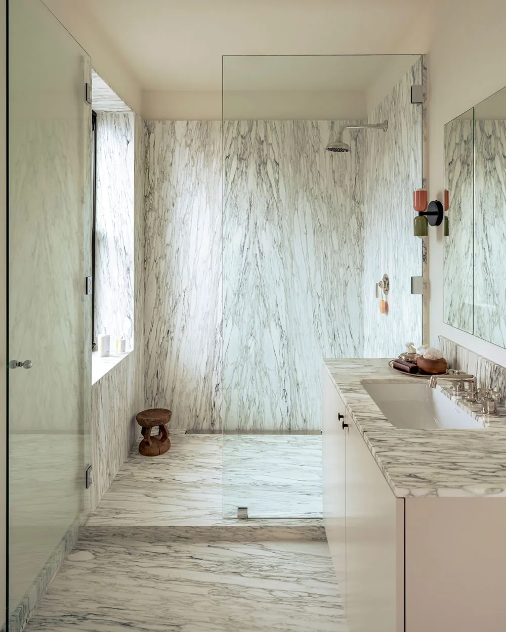 Nowoczesny интерьер taunhouse'a w Brooklynie w pięknych promieniach słońca - Gallery image 14