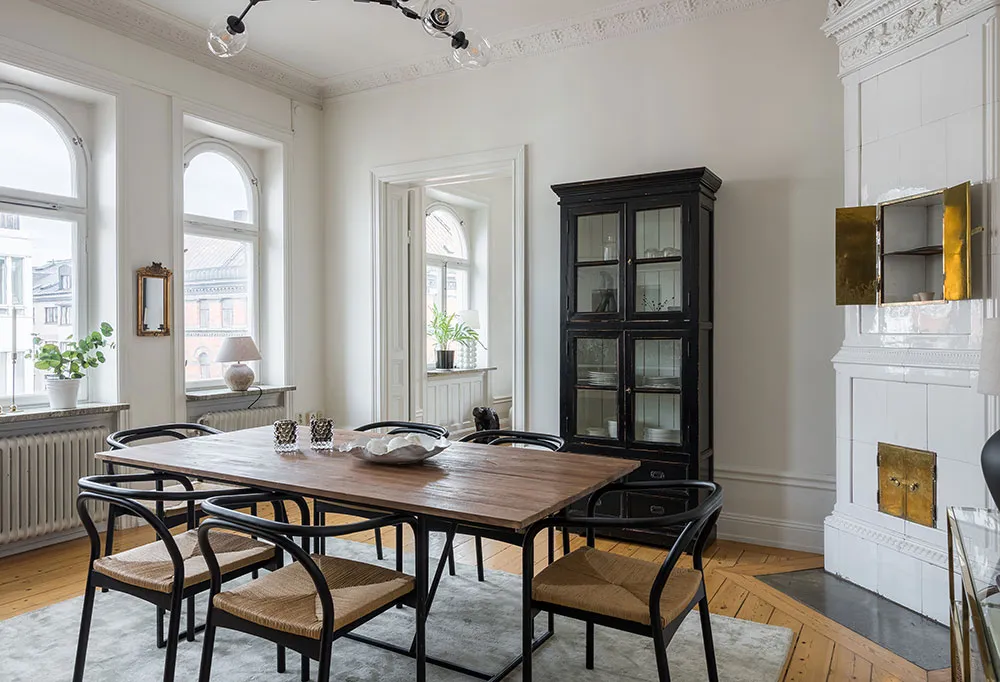 Elegant corner apartment with black-and-white kitchen in Stockholm - Gallery image 10