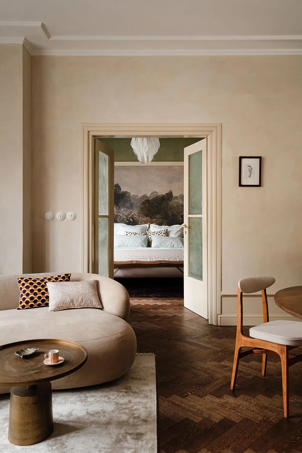 Style apartment of a travel blogger in Warsaw with elegant details - Gallery image 4