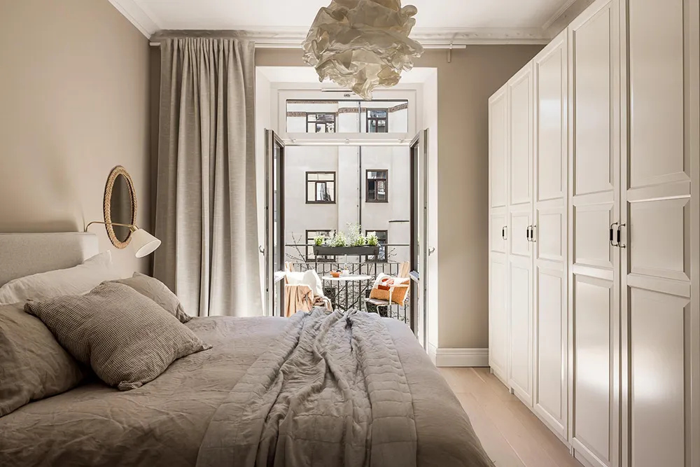 Interior beige-gris con libros en Gotemburgo (91 m²) - Gallery image 15