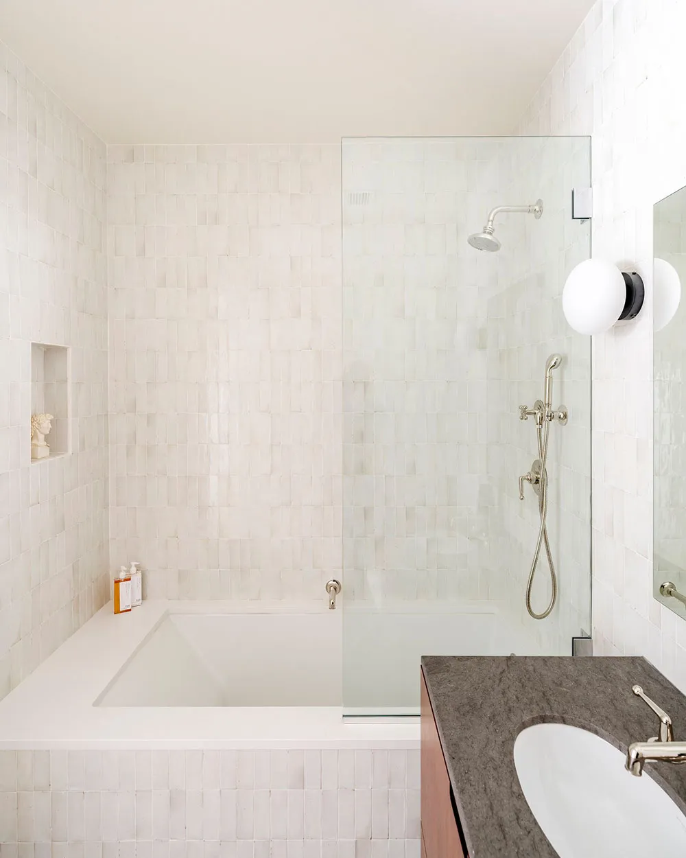 Nowoczesny интерьер taunhouse'a w Brooklynie w pięknych promieniach słońca - Gallery image 15