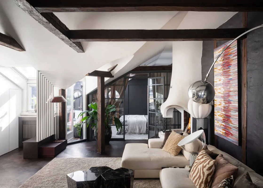 Plafonds inclinés et murs noirs : mansarde à Stockholm (82 m²) - Gallery image 2