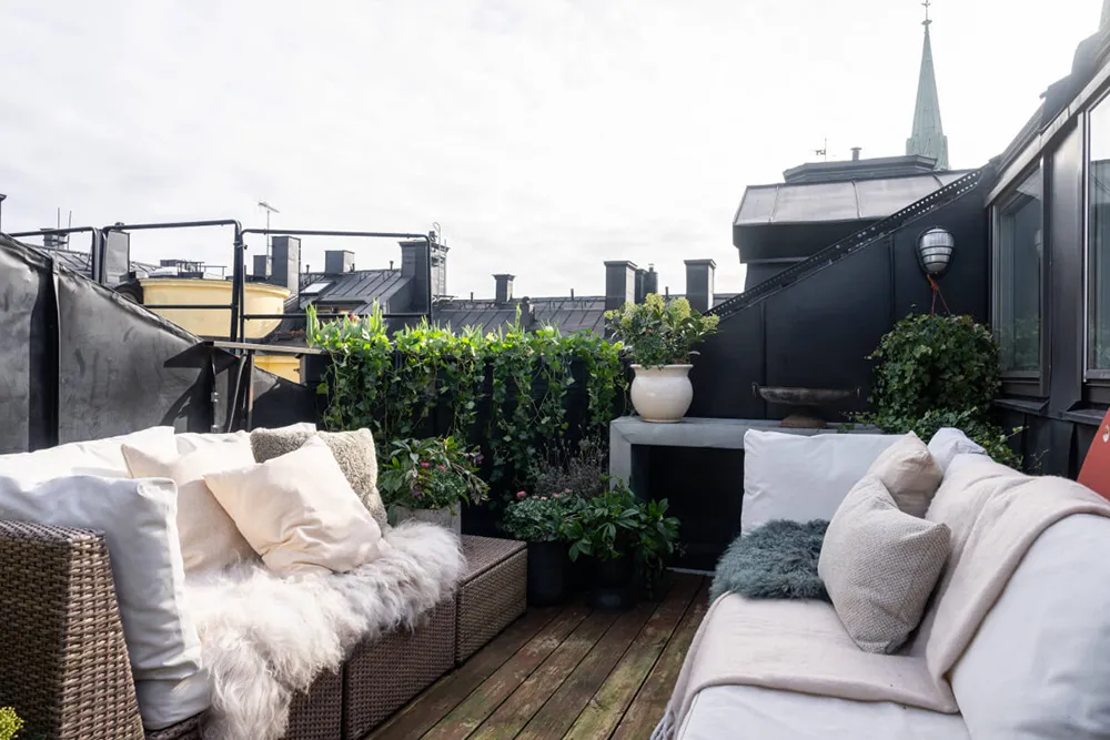 Plafonds inclinés et murs noirs : mansarde à Stockholm (82 m²) - Gallery image 5