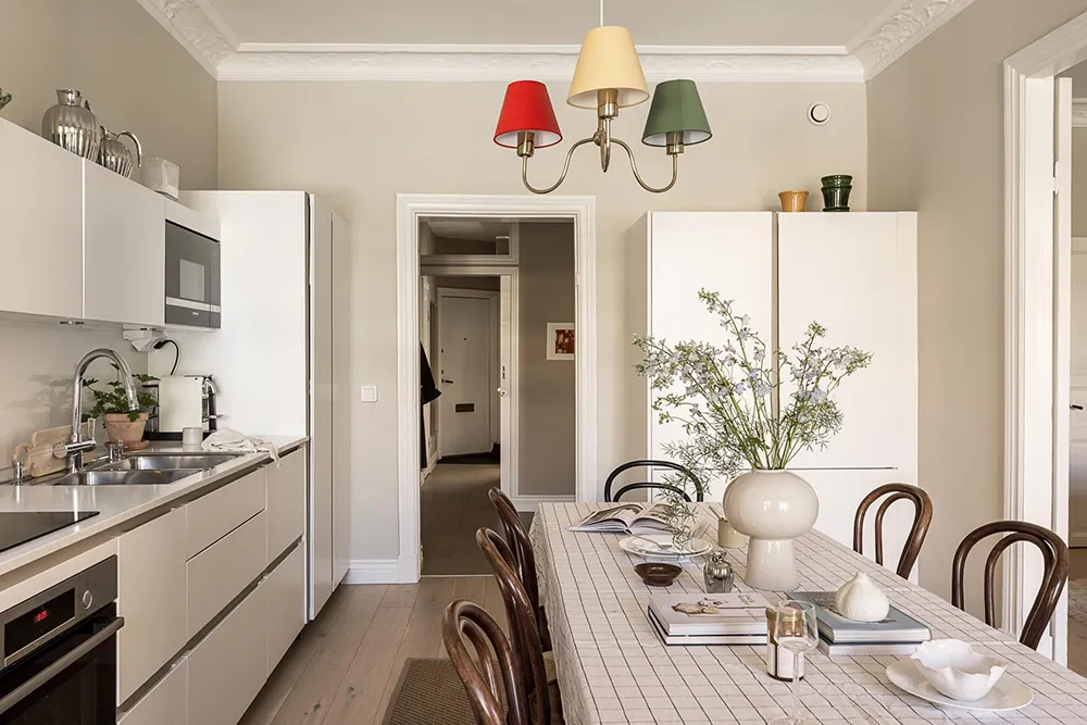 Interior beige-gris con libros en Gotemburgo (91 m²) - Gallery image 9