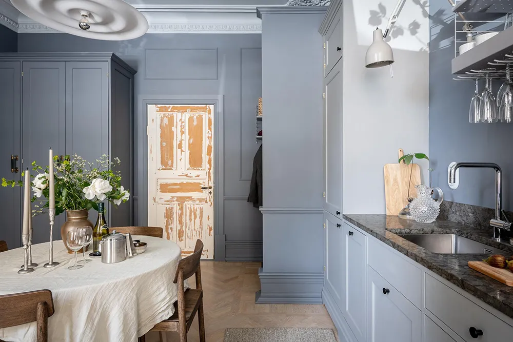 Un design audacieux bleu et des plinthes sur les murs : une studio-appartement efficace en Suède (34 m²) - Gallery image 3