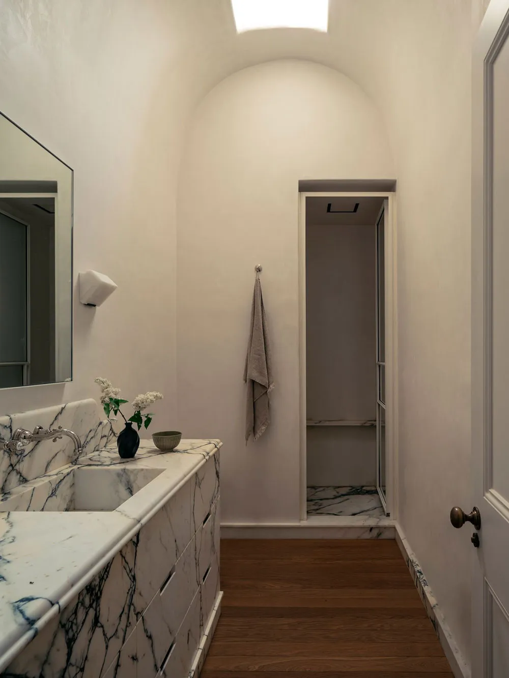 Spokojna elegancja domu projektanta w Sydney - Gallery image 15