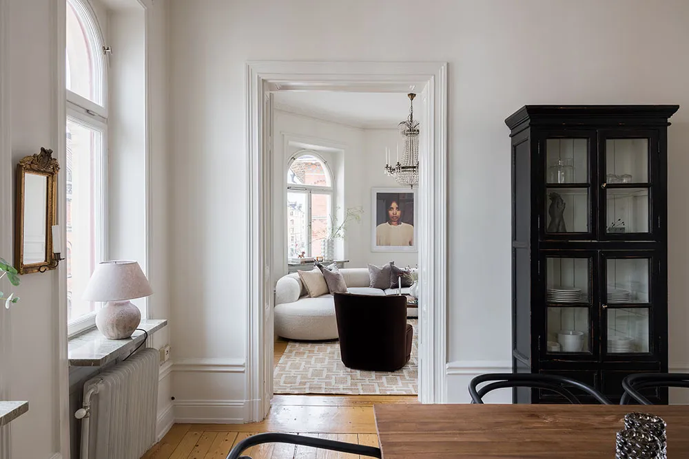 Elegant corner apartment with black-and-white kitchen in Stockholm - Gallery image 13