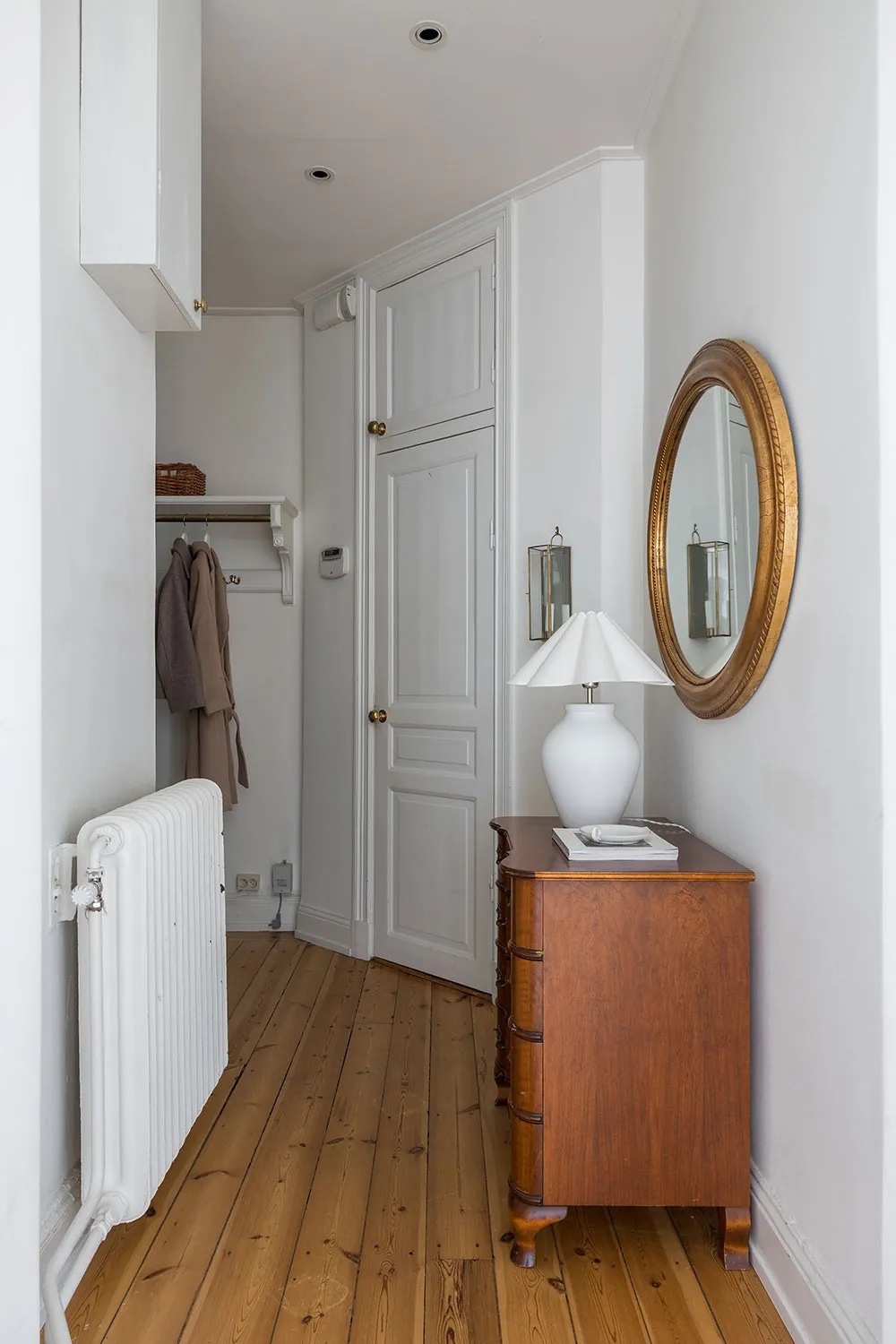 Elegant corner apartment with black-and-white kitchen in Stockholm - Gallery image 21