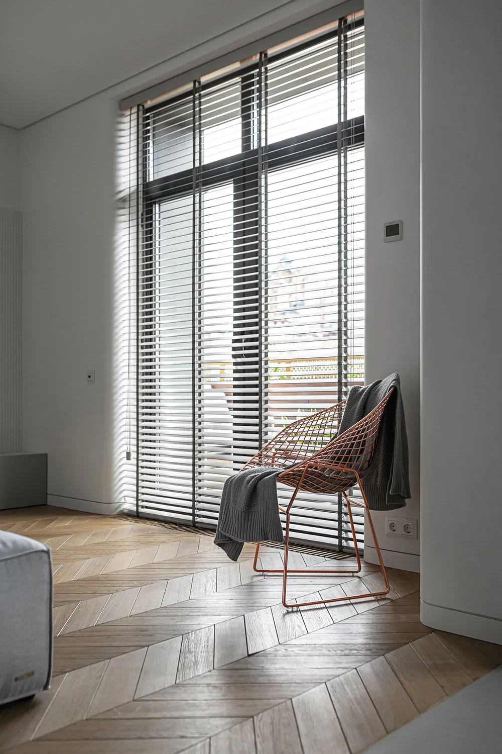 Minimalism, Rounded Corners and Shutters: Apartment in Kyiv (77 sqm) - Gallery image 15