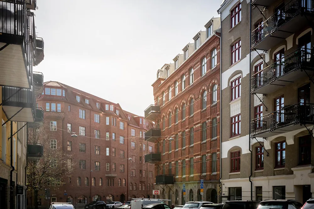 Un design audacieux bleu et des plinthes sur les murs : une studio-appartement efficace en Suède (34 m²) - Gallery image 16