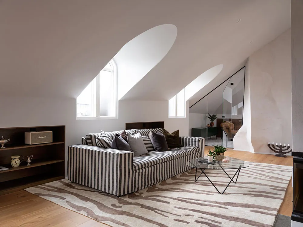 Стильная мансардная квартира с полосатым диваном - Gallery image 11