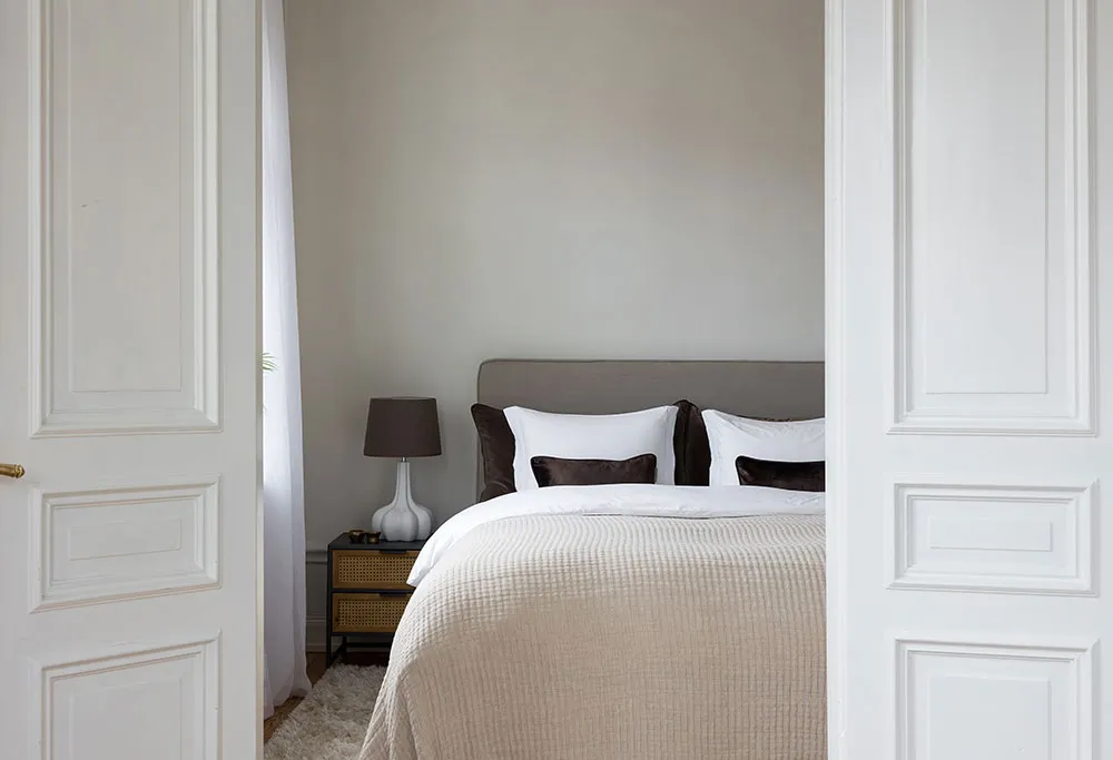 Elegant corner apartment with black-and-white kitchen in Stockholm - Gallery image 14