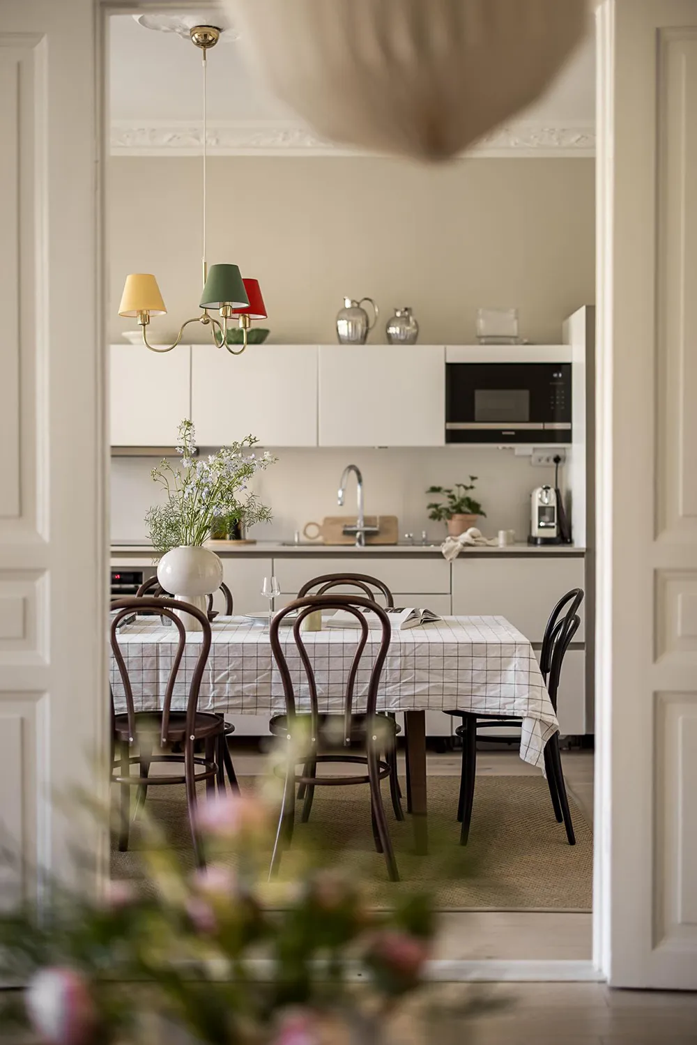 Interior beige-gris con libros en Gotemburgo (91 m²) - Gallery image 11