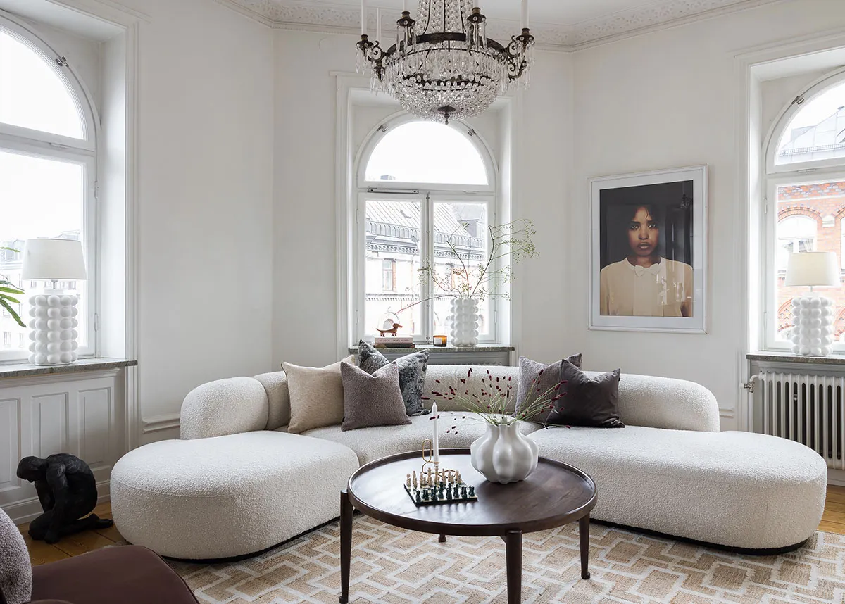 Elegant corner apartment with black-and-white kitchen in Stockholm - Gallery image 4