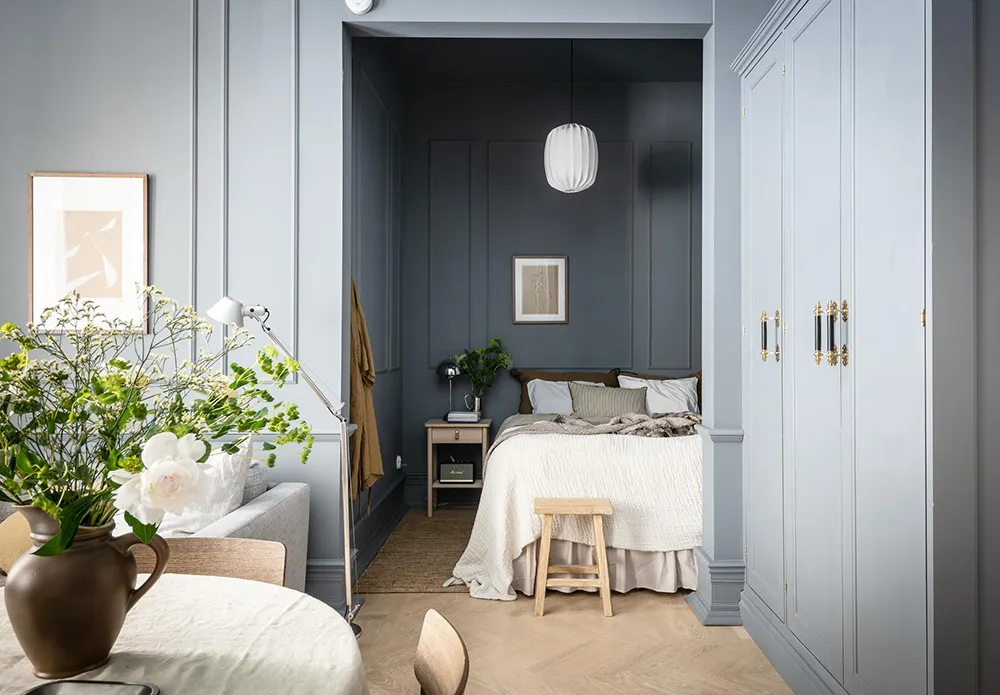 Un design audacieux bleu et des plinthes sur les murs : une studio-appartement efficace en Suède (34 m²) - Gallery image 2