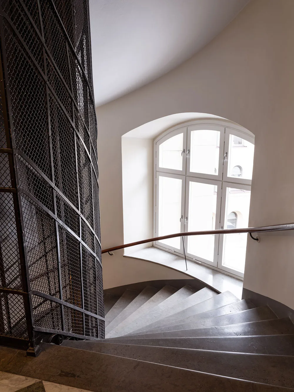 Стильная мансардная квартира с полосатым диваном - Gallery image 26