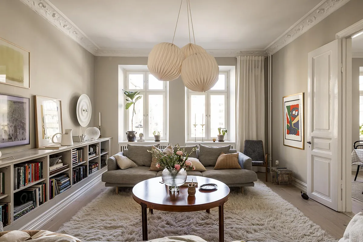 Interior beige-gris con libros en Gotemburgo (91 m²) - Gallery image 3