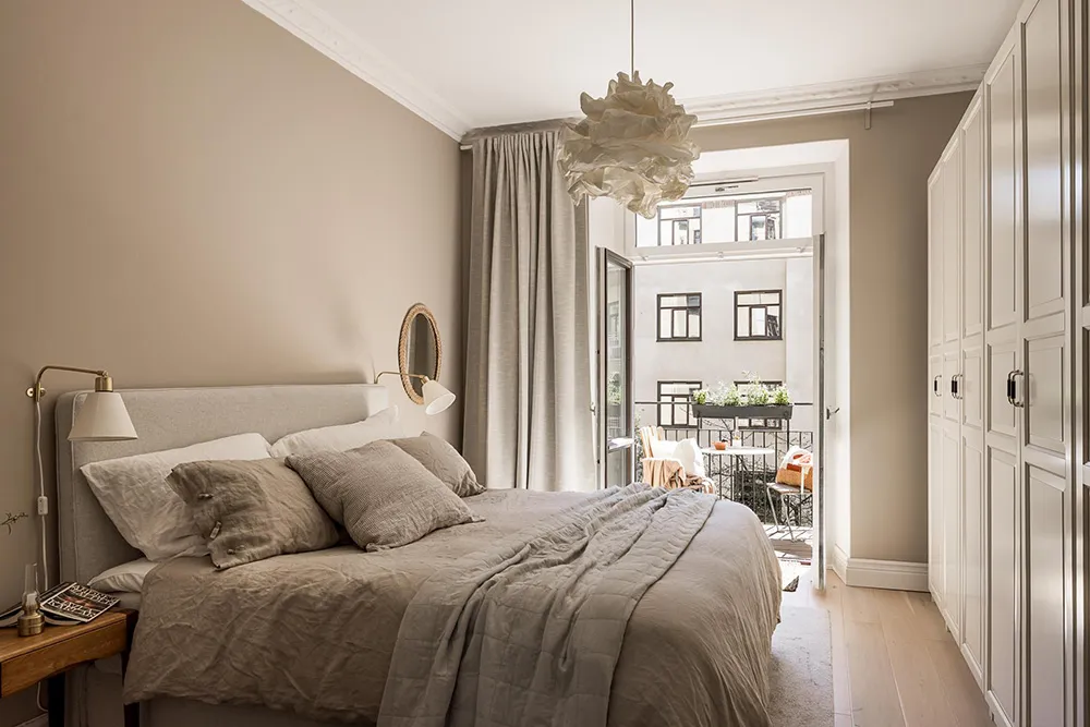 Interior beige-gris con libros en Gotemburgo (91 m²) - Gallery image 20