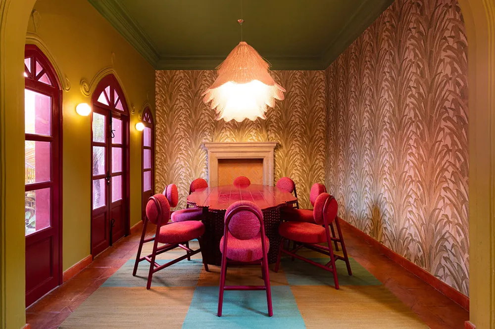 Fleischige Farben und ekliges Design eines ungewöhnlichen Hauses in Mexiko - Gallery image 7