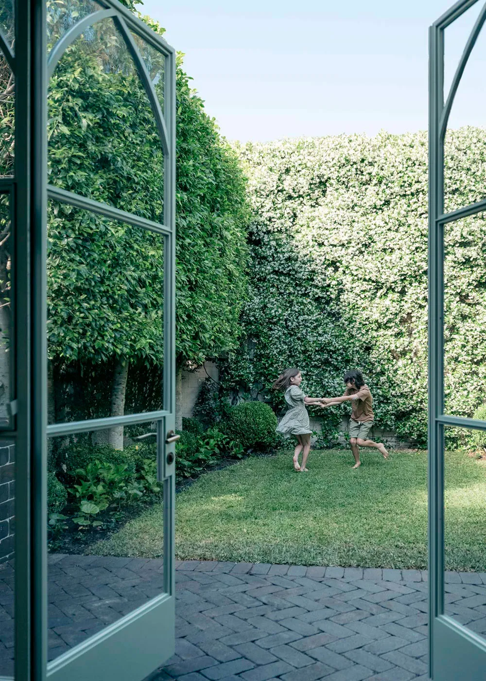 Spokojna elegancja domu projektanta w Sydney - Gallery image 1