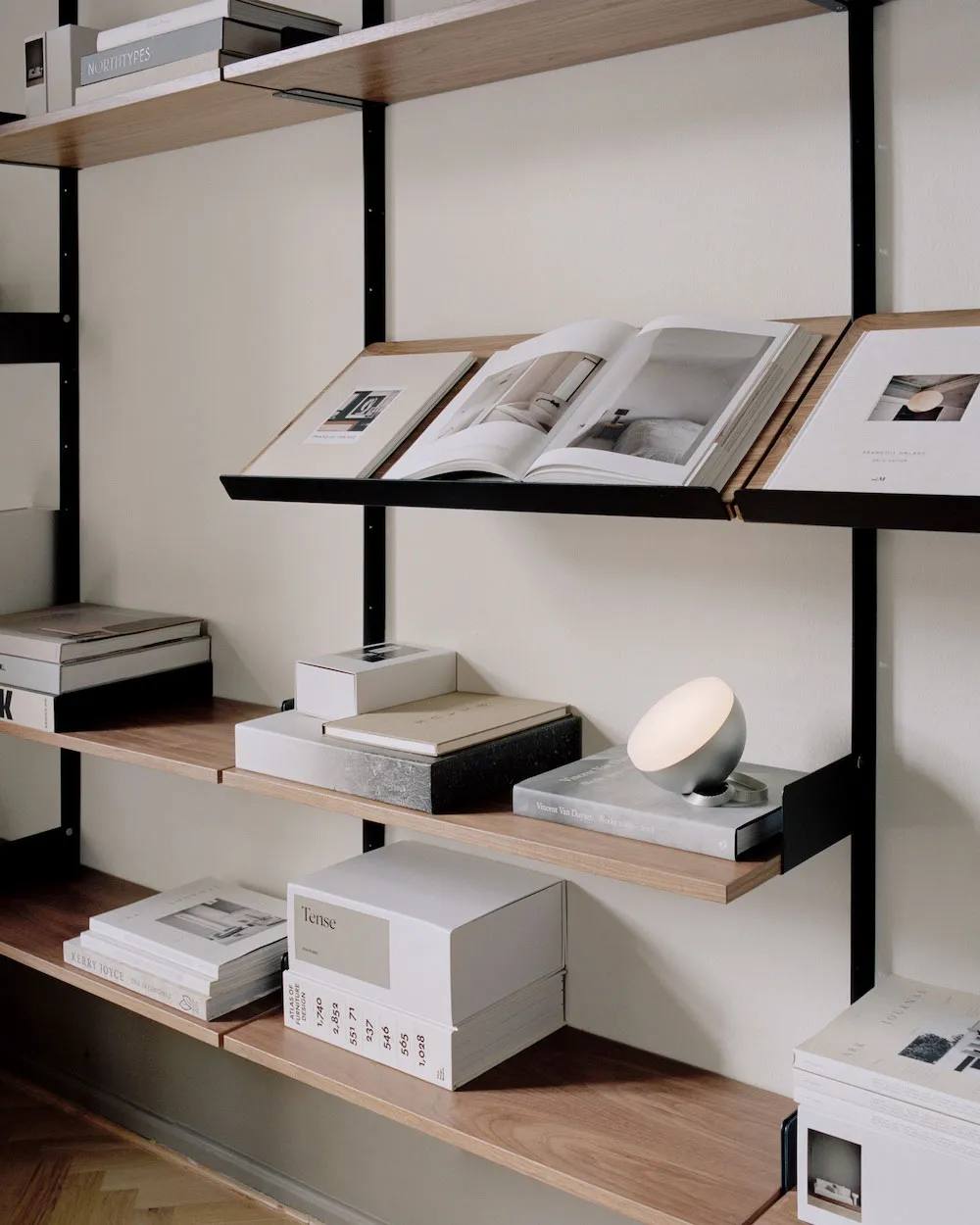 Eleganter skandinavischer Interieur in einer schönen, ruhigen Farbpalette - Gallery image 6