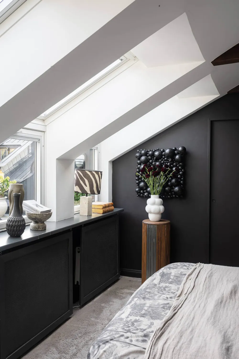 Plafonds inclinés et murs noirs : mansarde à Stockholm (82 m²) - Gallery image 7