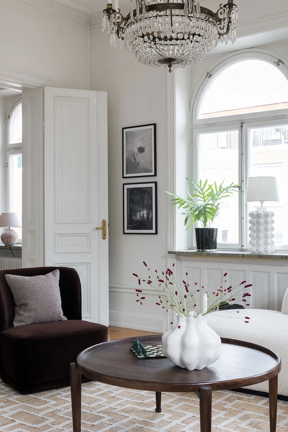 Elegant corner apartment with black-and-white kitchen in Stockholm - Gallery image 1