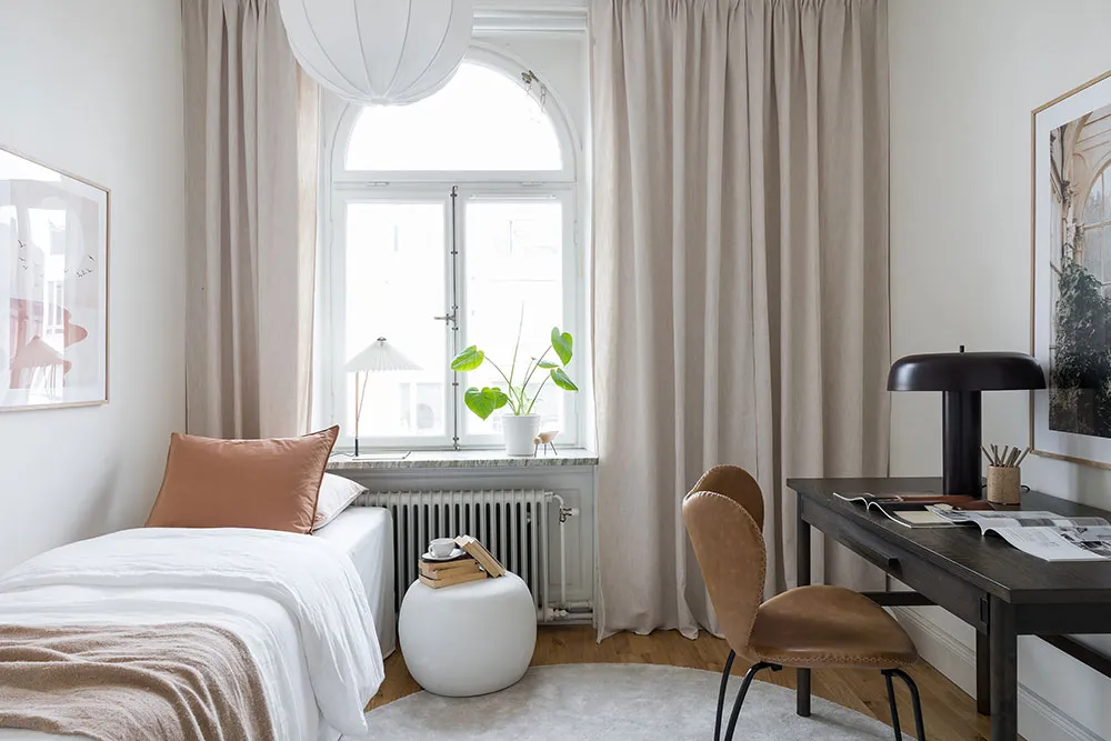 Elegant corner apartment with black-and-white kitchen in Stockholm - Gallery image 12