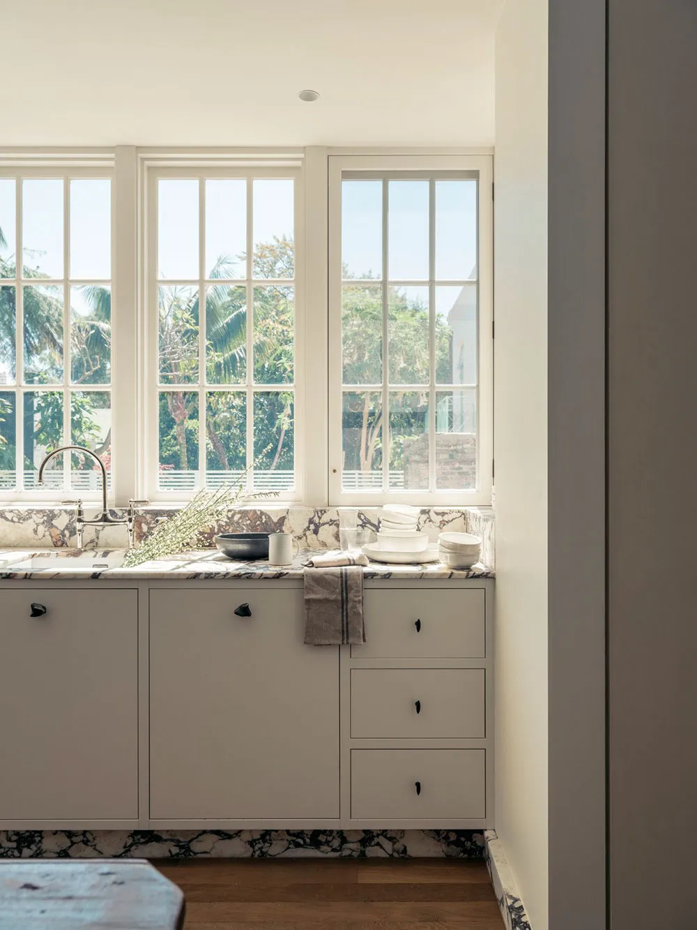 Spokojna elegancja domu projektanta w Sydney - Gallery image 9