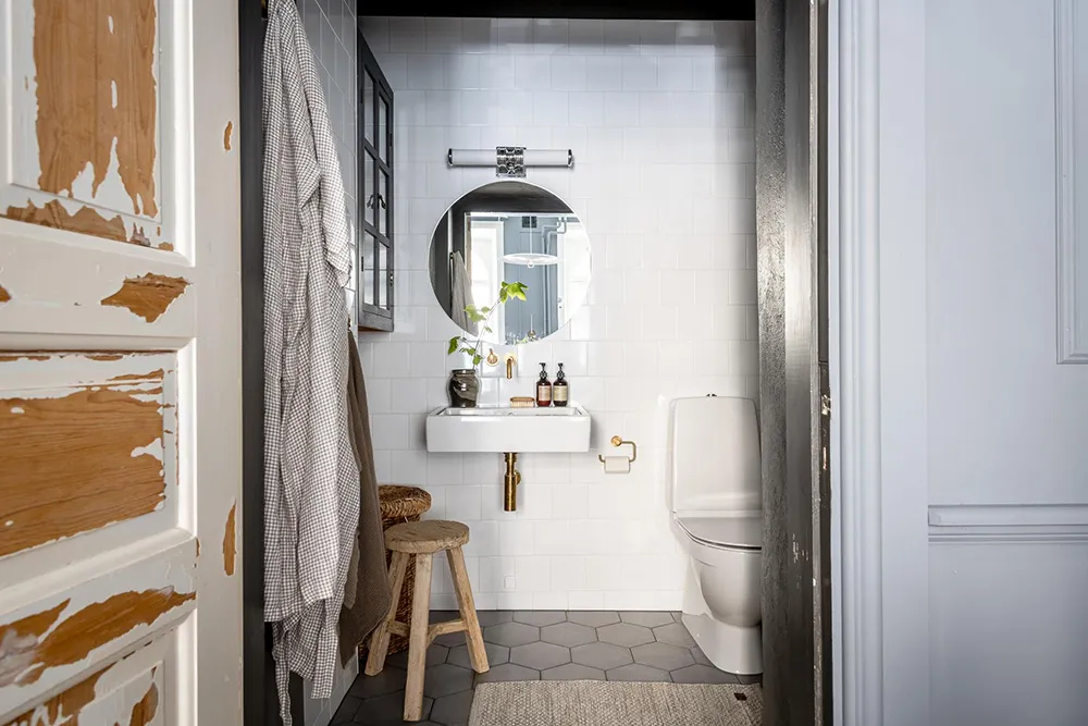 Un design audacieux bleu et des plinthes sur les murs : une studio-appartement efficace en Suède (34 m²) - Gallery image 4