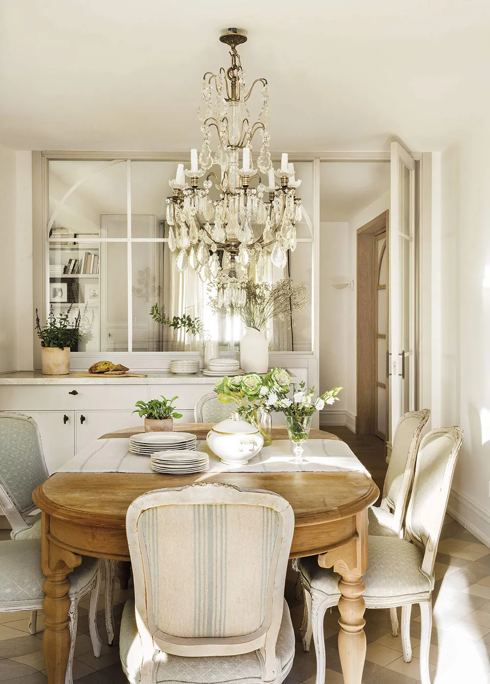 Weißer, eleganter, zeitloser Stil: Designerhaus in Madrid - Gallery image 5