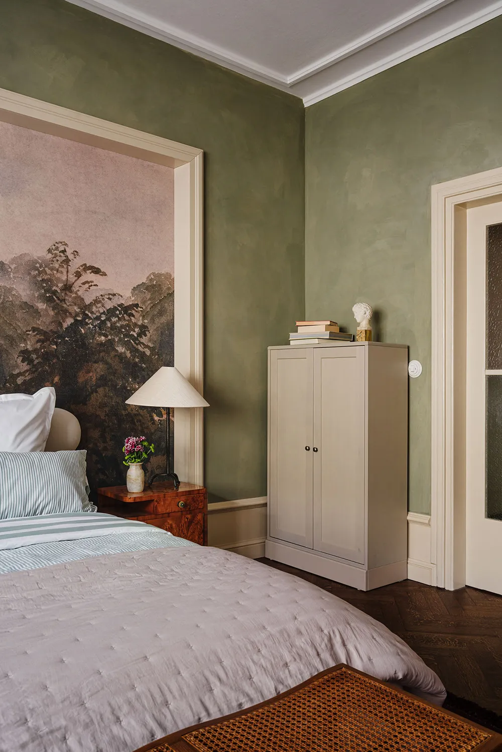 Style apartment of a travel blogger in Warsaw with elegant details - Gallery image 7