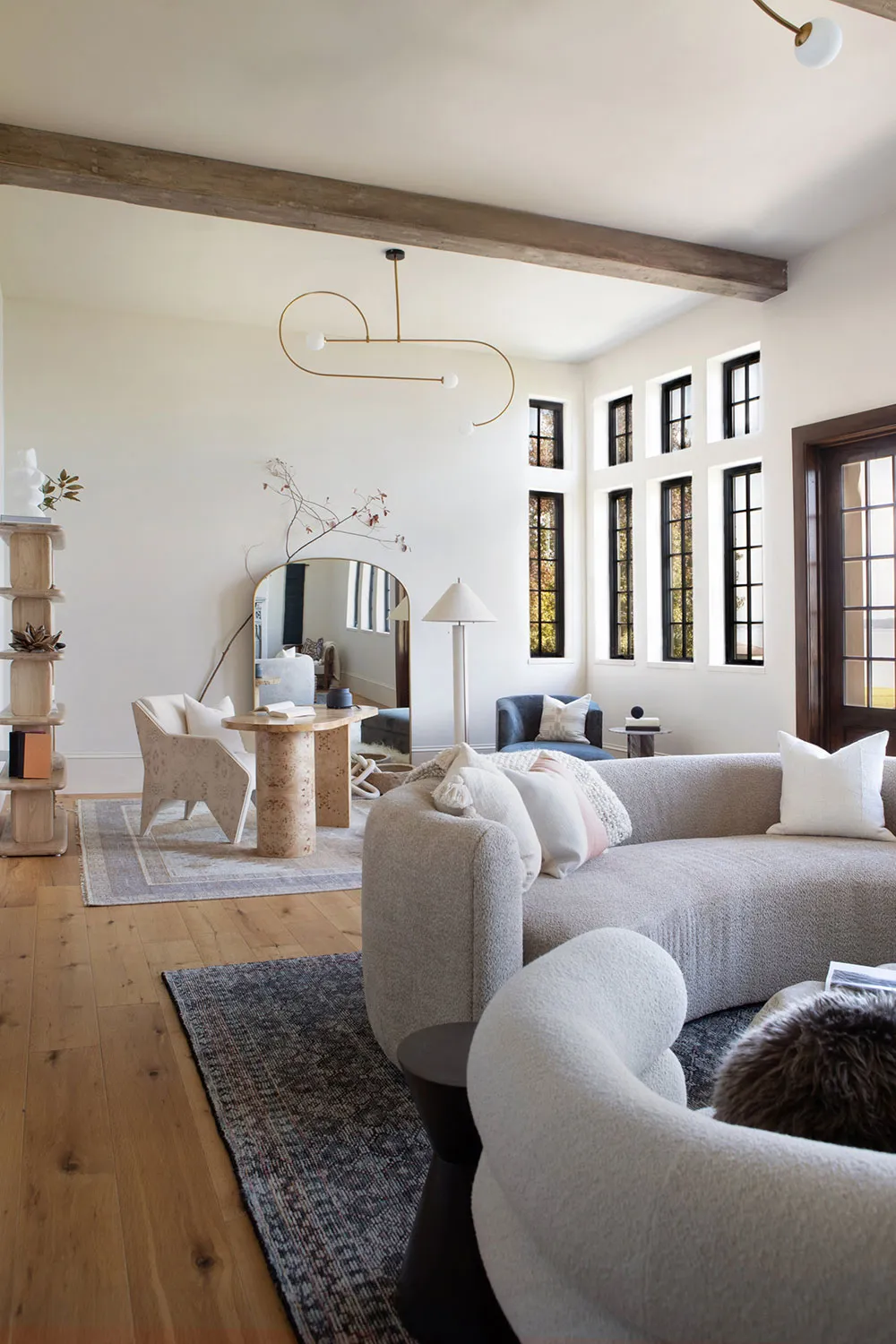 Espacio impresionante y diseño cálido: casa junto a un lago en EE. UU. - Gallery image 12