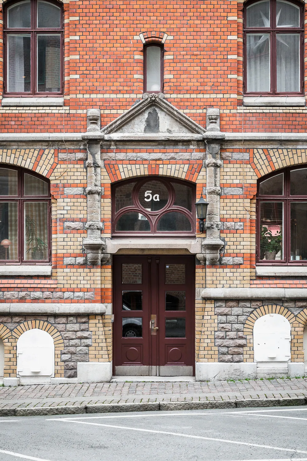 Miękki i ciepły skandynawski интерьер małej mieszkania 51 m² - Gallery image 27