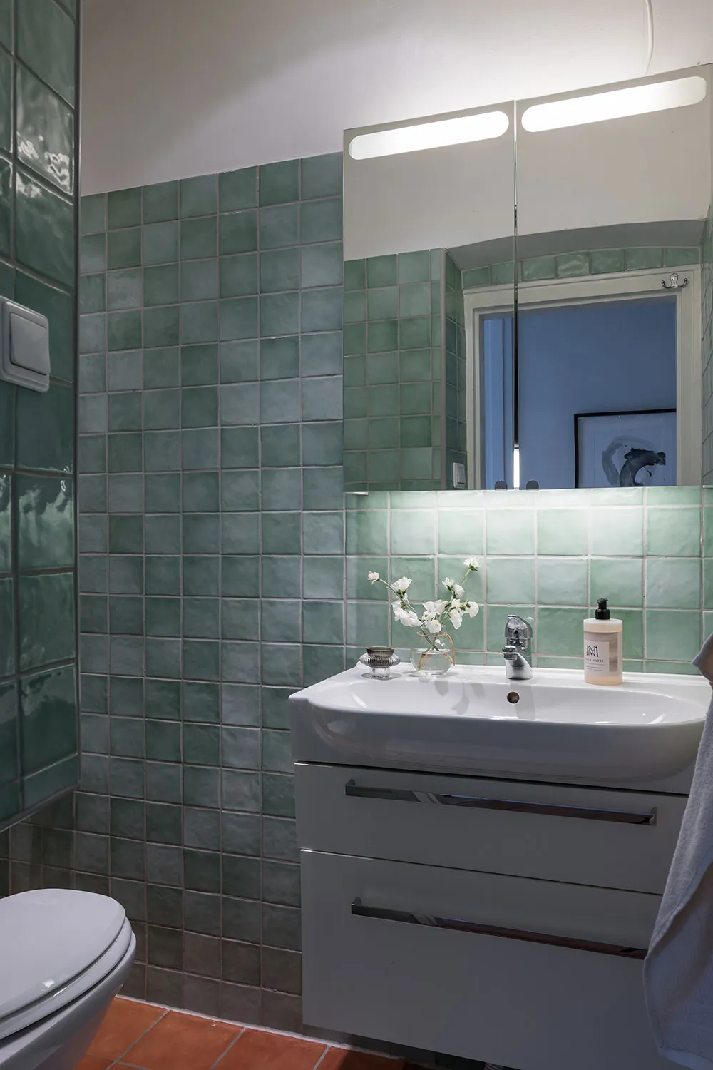 Elegant corner apartment with black-and-white kitchen in Stockholm - Gallery image 18