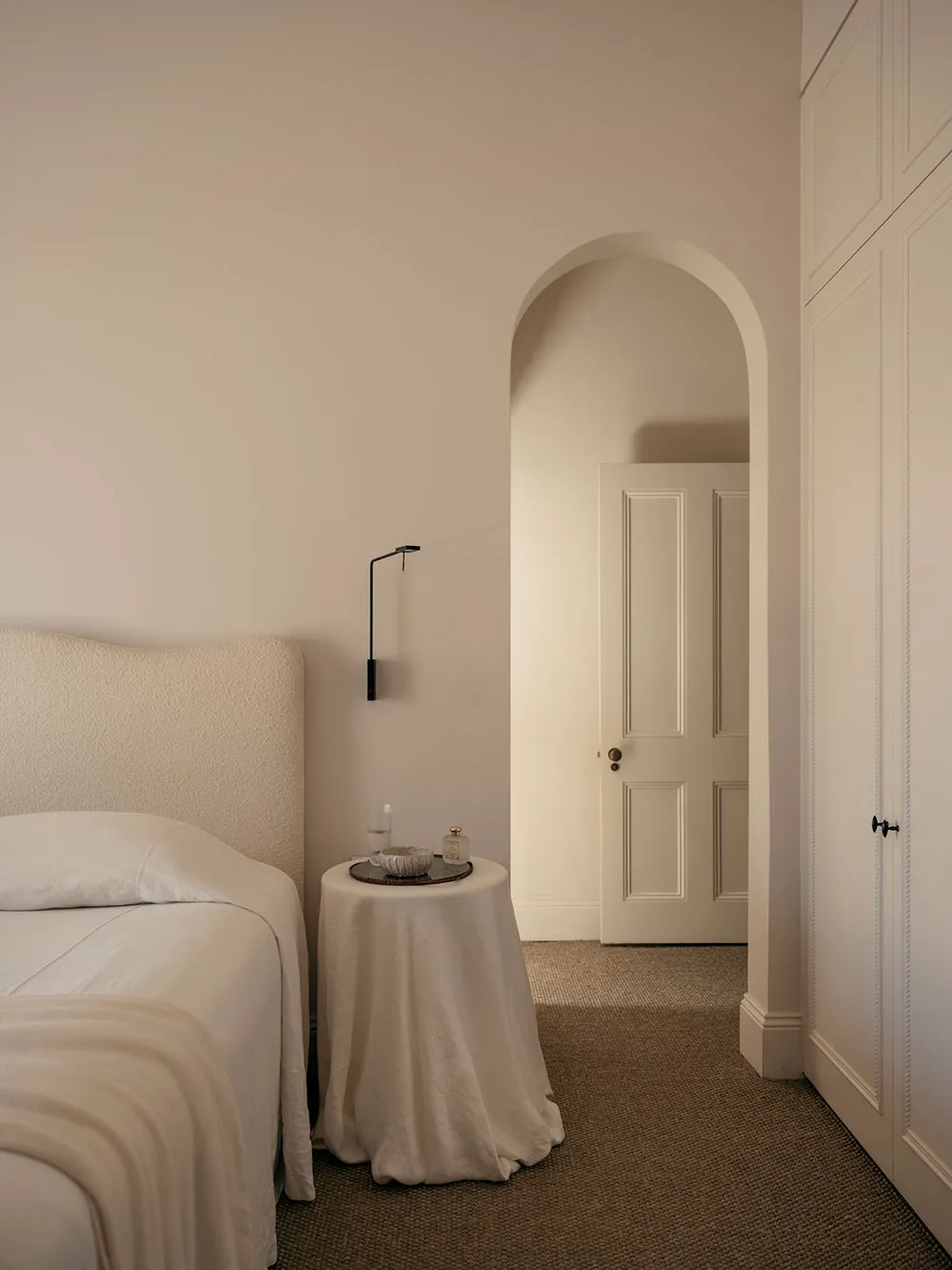 Spokojna elegancja domu projektanta w Sydney - Gallery image 12