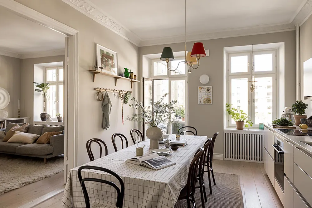 Interior beige-gris con libros en Gotemburgo (91 m²) - Gallery image 6