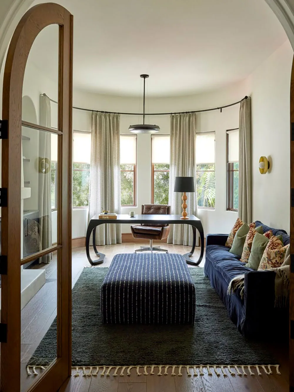 Moderne Akzente im Design einer Villa im europäischen Stil in Kalifornien - Gallery image 14