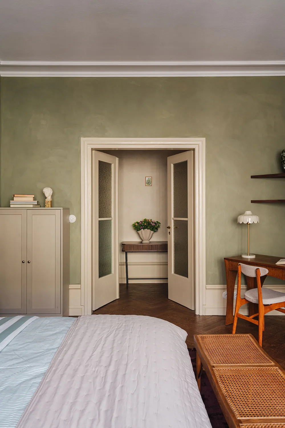 Style apartment of a travel blogger in Warsaw with elegant details - Gallery image 6