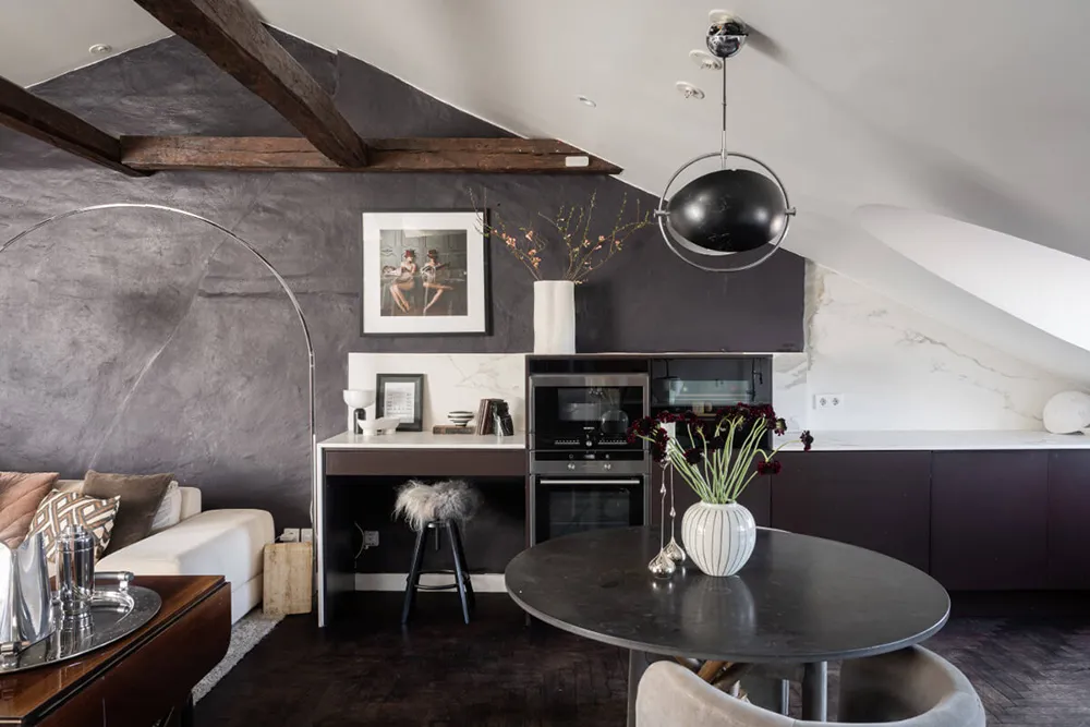 Plafonds inclinés et murs noirs : mansarde à Stockholm (82 m²) - Gallery image 10