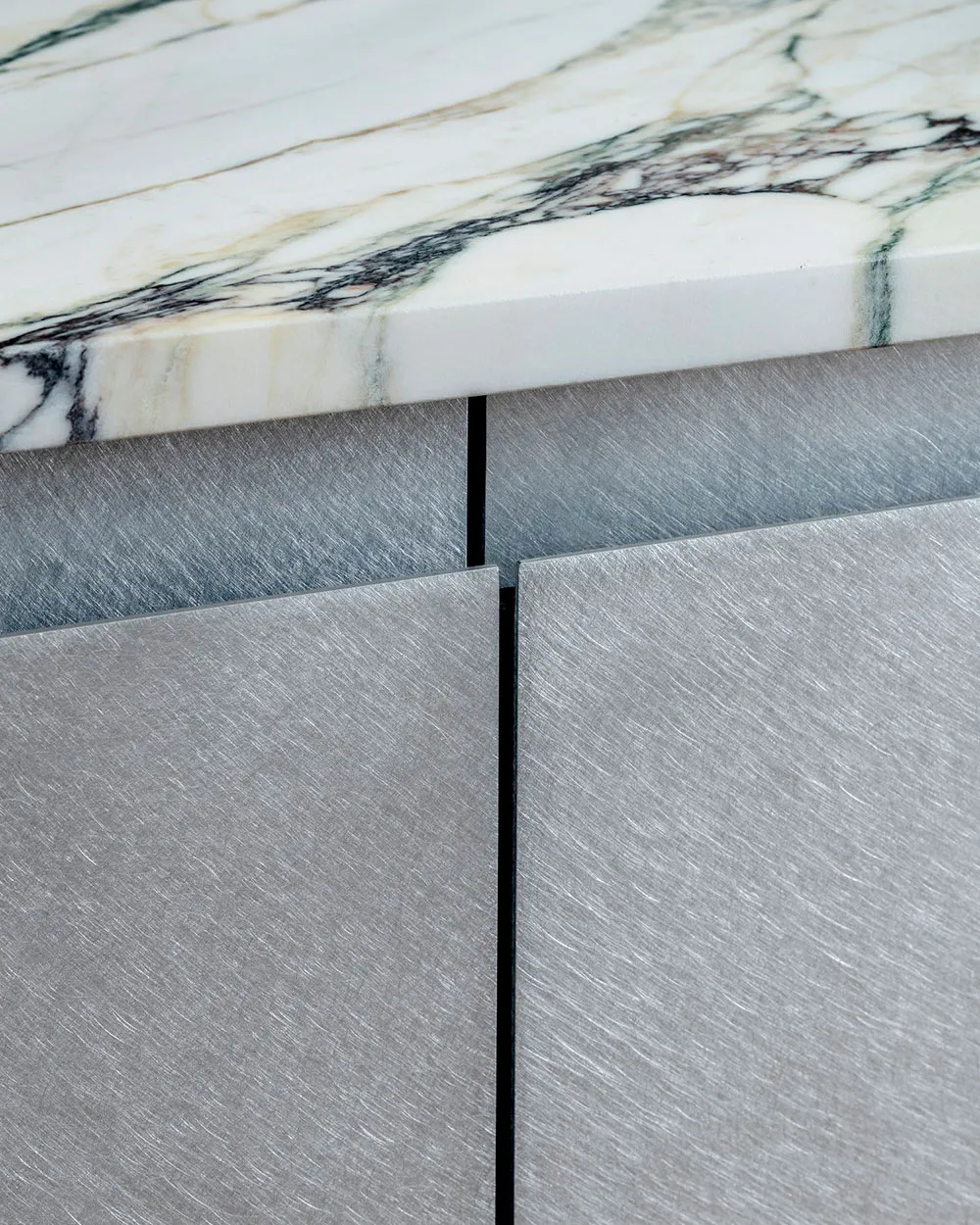 Nowoczesny интерьер taunhouse'a w Brooklynie w pięknych promieniach słońca - Gallery image 8