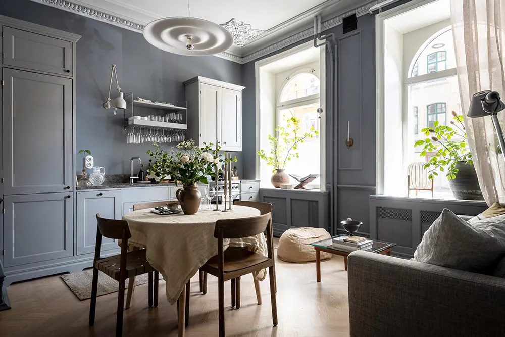 Un design audacieux bleu et des plinthes sur les murs : une studio-appartement efficace en Suède (34 m²) - Gallery image 7