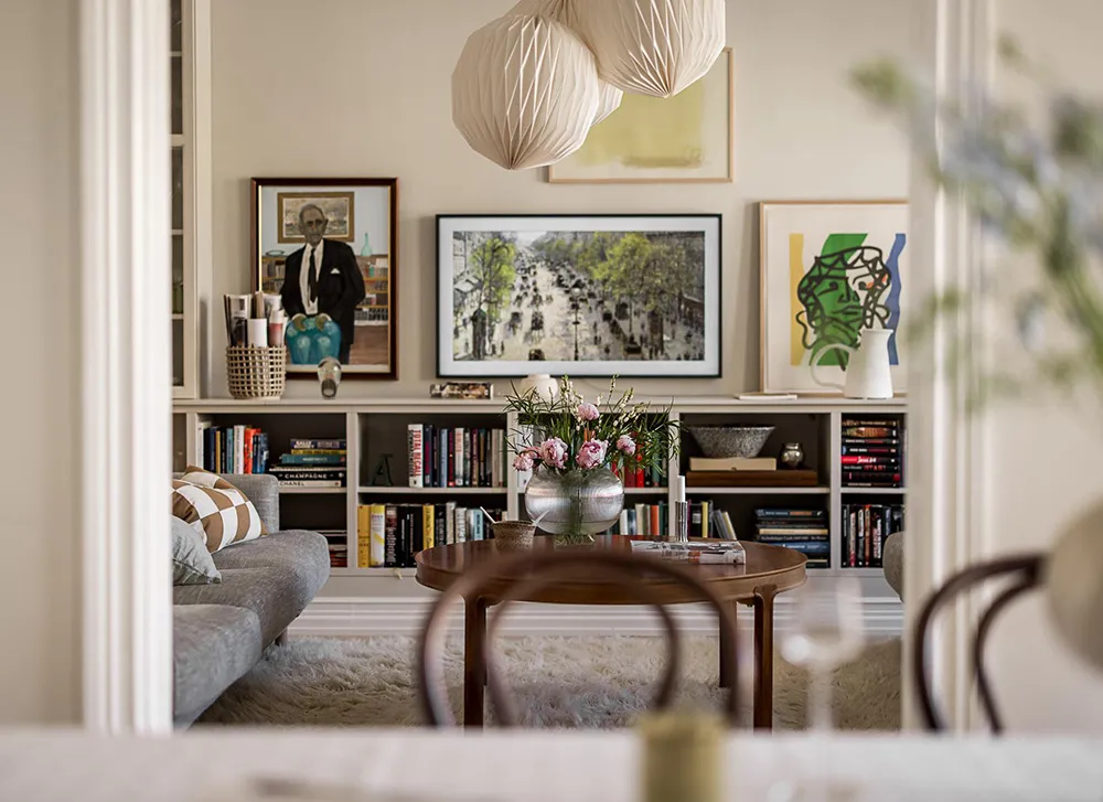 Interior beige-gris con libros en Gotemburgo (91 m²) - Gallery image 14