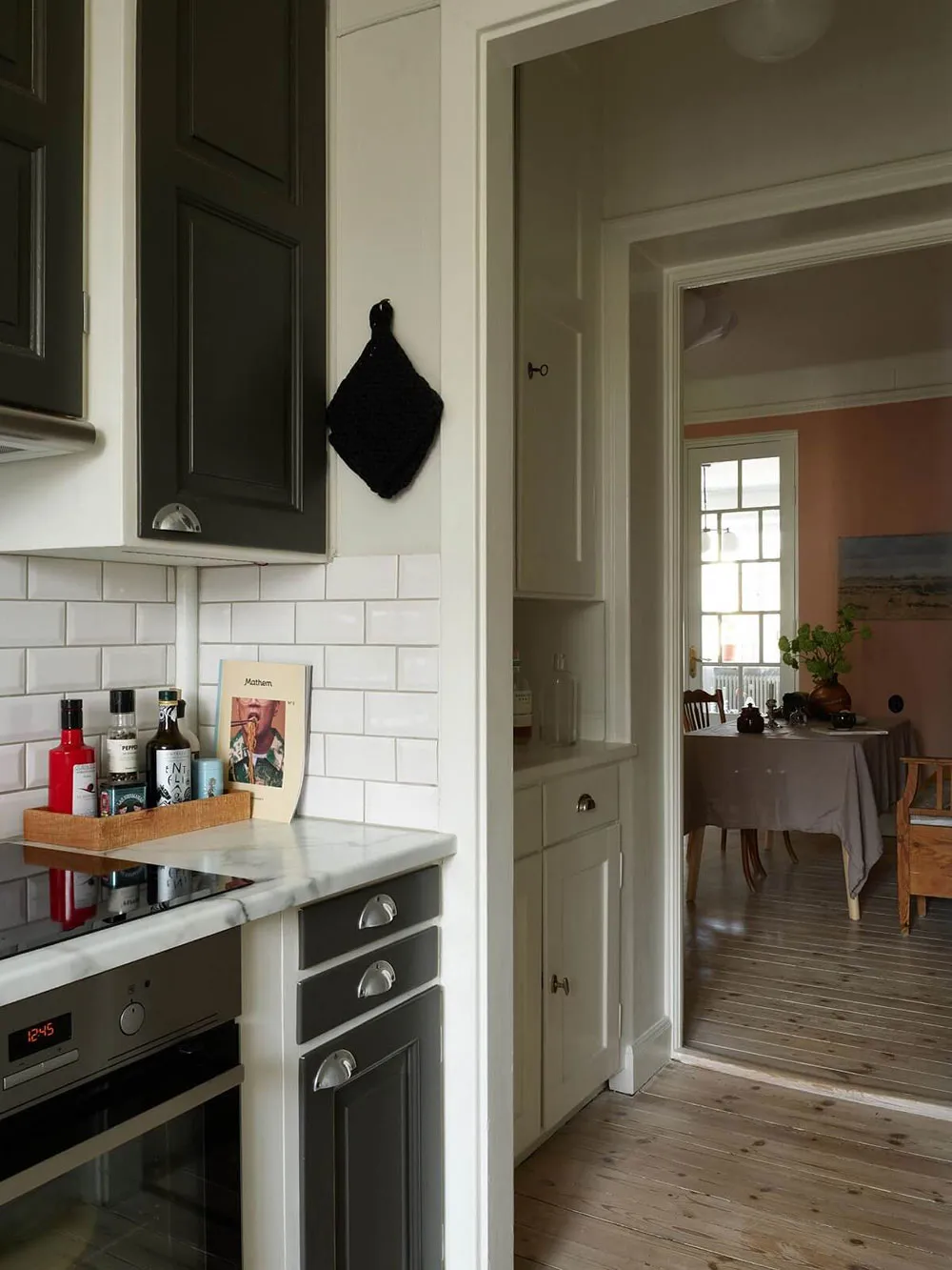 Уютна скандинавська квартира в приємних приглушених тонах - Gallery image 13