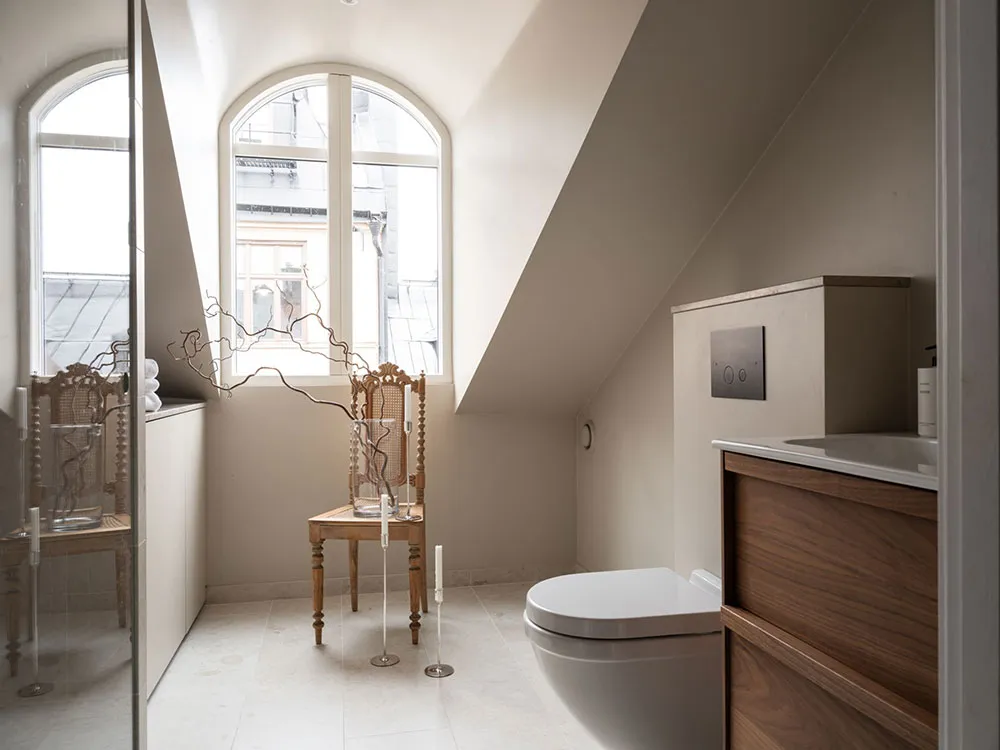 Стильная мансардная квартира с полосатым диваном - Gallery image 23