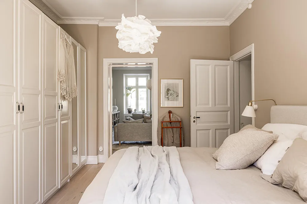 Interior beige-gris con libros en Gotemburgo (91 m²) - Gallery image 21